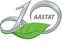 Natural Pharmaceuticals OmegaMarine Junior+ Logo, millel on kiri „10 aastat“, milles number 10 on stiliseeritud hõbedases toonis, rohelise joone ja rohelise lehega selle all. Kirjeldus sümboliseerib 10-aastast aastapäeva, tõenäoliselt looduse või tervisega seotud ettevõtte või toote kontekstis.