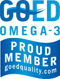 Natural Pharmaceuticals OmegaMarine Junior+ Organisatsiooni GOED Omega-3 logo. Ülal suur kiri „GOED“ koos „E“-kujulise lainega. Selle all kiri „OMEGA-3“ ja veel madalamal: „PROUD MEMBER“ ja veebilehe aadress „goedquality.com“.
